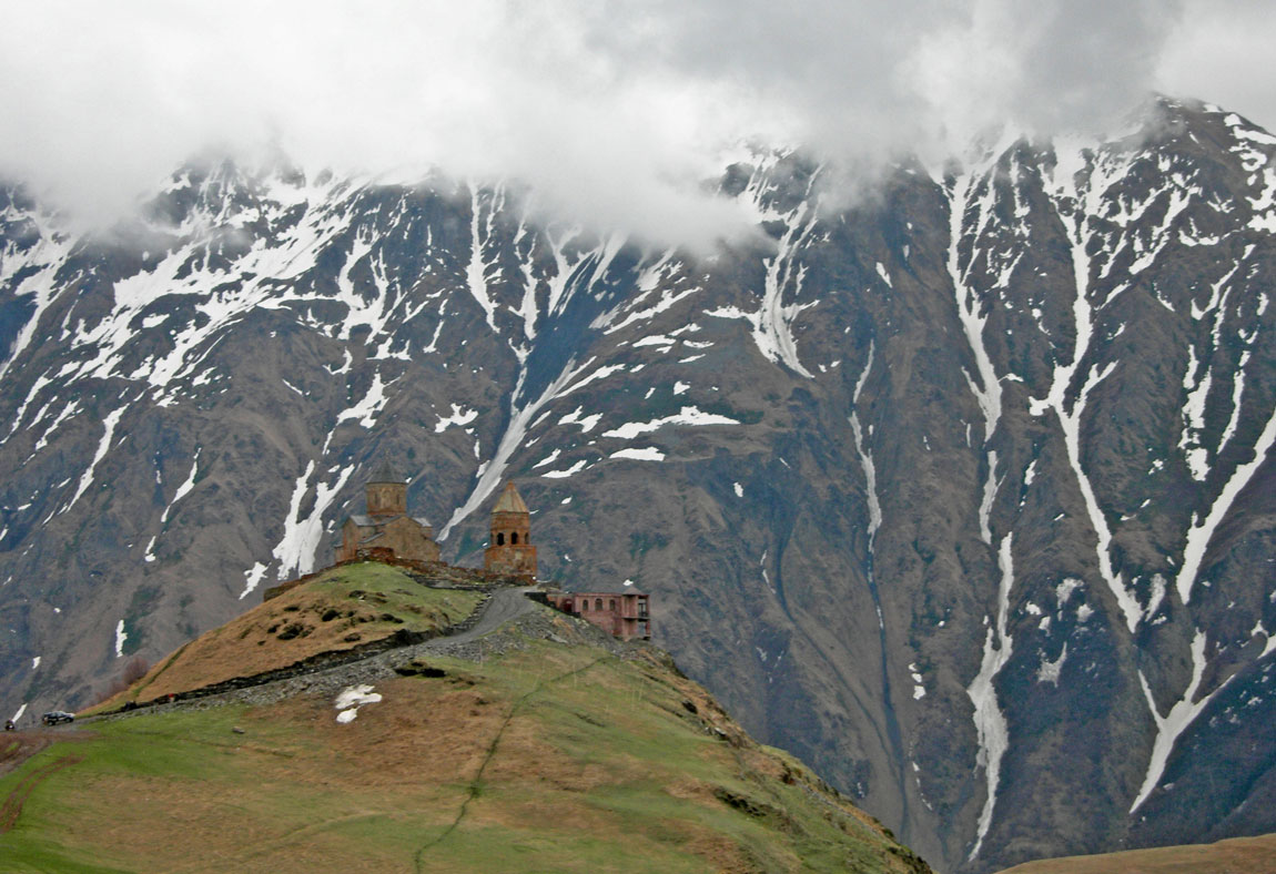 We zongen 'Otsje nasj' in het op 2200 meter gelegen Gergeti kloostertje met de 5000 mtr hoge Kazbek op de achtergrond