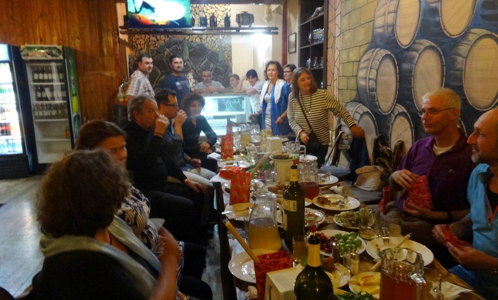 In restaurant Pheasant tears in Sighnagi verrasten we de zingende ober met een spontane uitvoering van 'Vjoen nad Vodoj'